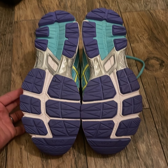 Women’s ASICS running shoes - Picture 2 of 8